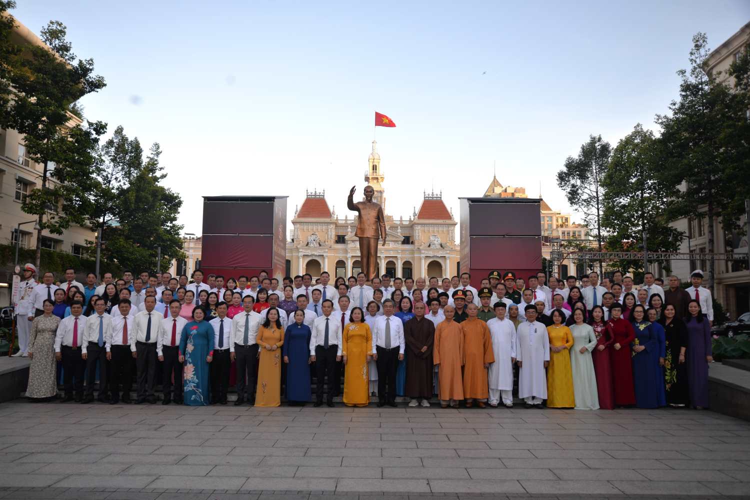 Đoàn đại biểu chụp hình lưu niệm tại công viên tượng đài Chủ tịch Hồ Chí Minh. Ảnh: Minh Quân