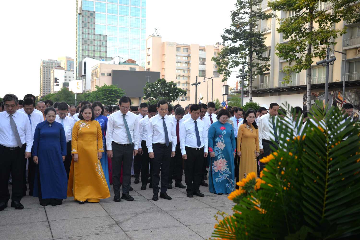 Đoàn đại biểu dành phút mặc niệm tưởng nhớ Chủ tịch Hồ Chí Minh. Ảnh: Minh Quân