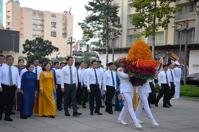 Lãnh đạo TPHCM dâng hoa tưởng niệm Chủ tịch Hồ Chí Minh dịp 50 năm thành phố mang tên Bác