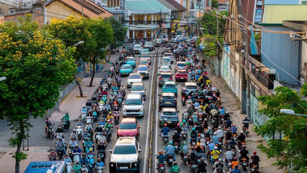 Góc chụp thẳng đứng phơi bày mặt cắt chật hẹp của tuyến Nguyễn Tất Thành hiện tại, thường xuyên quá tải vào giờ cao điểm. Ảnh: Anh Tú