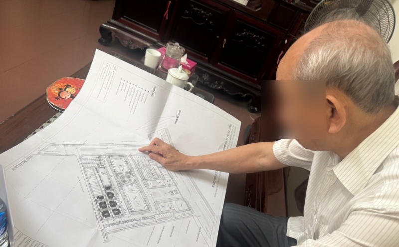 Ông Đ.Q.L phản ánh tới PV về lo ngại khi trạm xử lý nước thải đặt ngay sát nhà các hộ dân khu vực ngõ 131 Trần Phú, Hà Đông. Ảnh: Nhóm PV