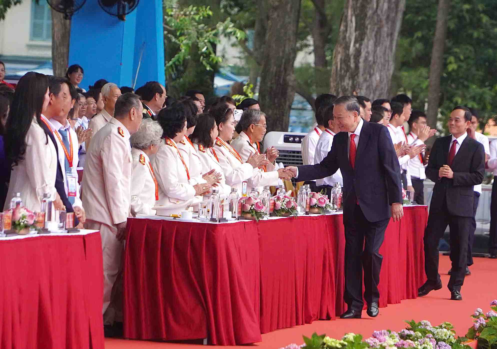 Tổng Bí thư, Chủ tịch nước Tô Lâm thăm hỏi các đại biểu dự lễ kỷ niệm. Ảnh: Anh Tú