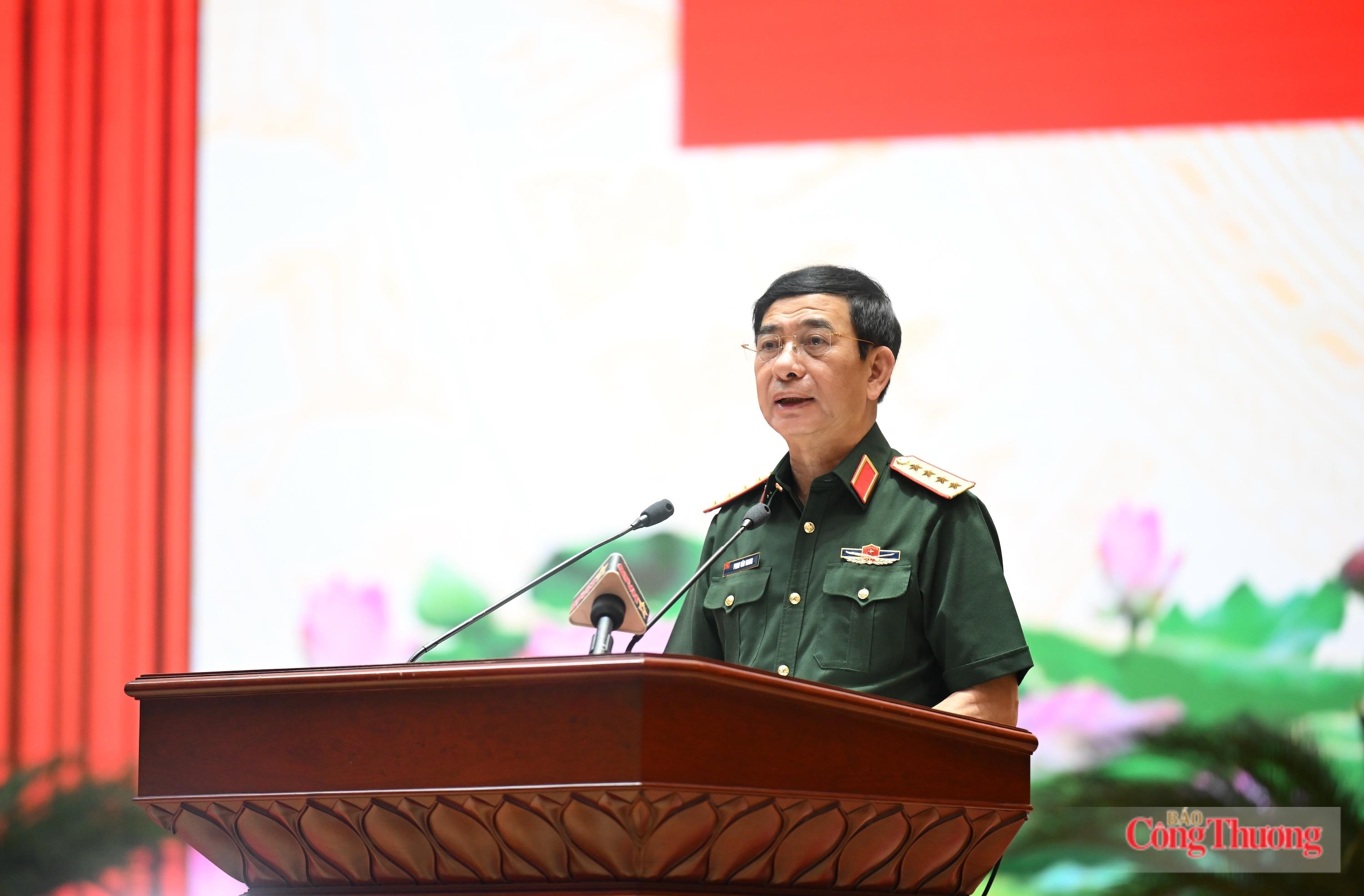Đại tướng Phan Văn Giang, Ủy viên Bộ Chính trị, Phó Bí thư Quân ủy Trung ương, Phó Thủ tướng Chính phủ, Bộ trưởng Bộ Quốc phòng Chủ trì hội nghị. Ảnh: Nguyên Khánh