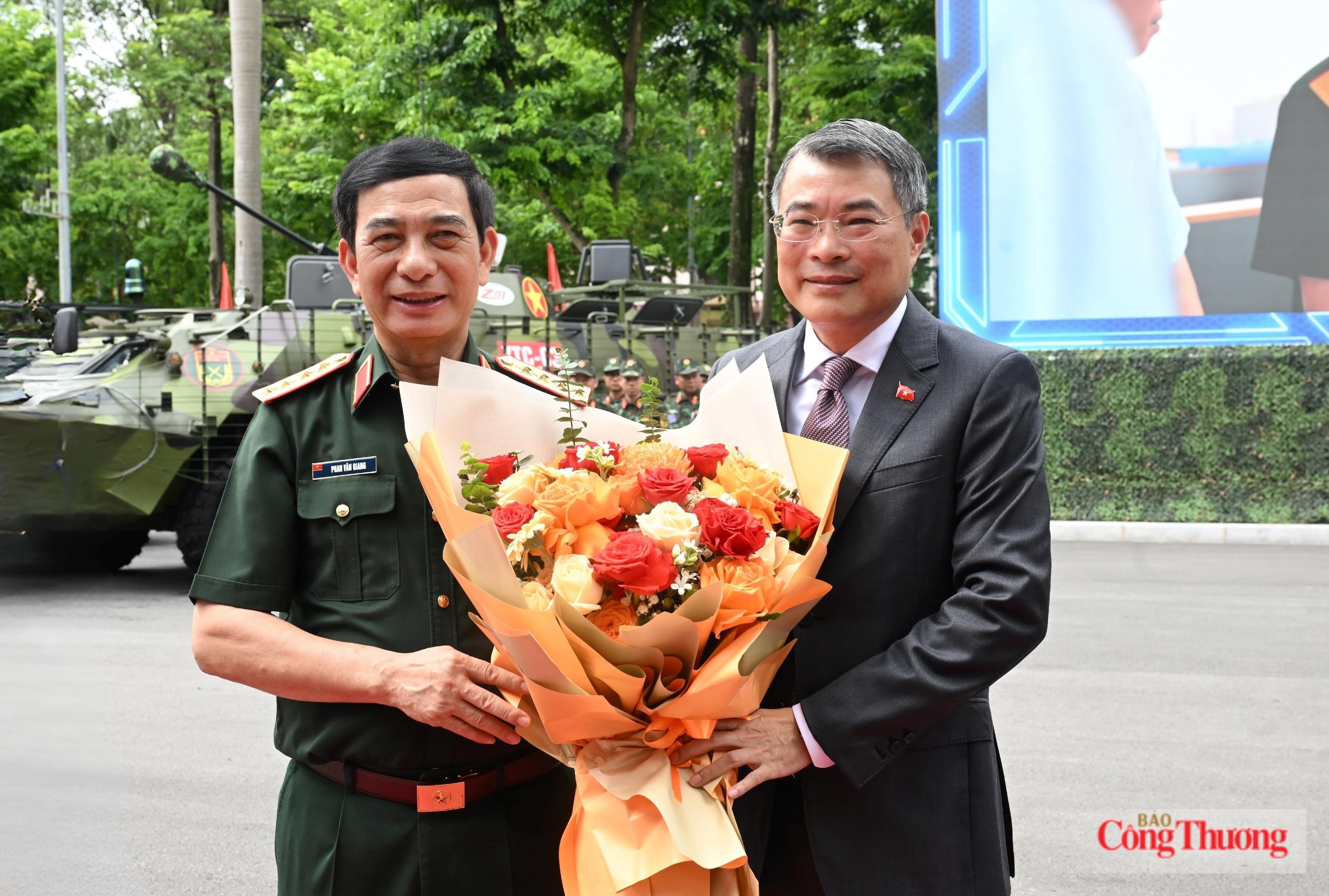 Đại tướng Phan Văn Giang, Phó Thủ tướng Chính phủ, Bộ trưởng Bộ Quốc phòng đón và tặng hoa Thủ tướng Chính phủ Lê Minh Hưng. Ảnh: Nguyên Khánh