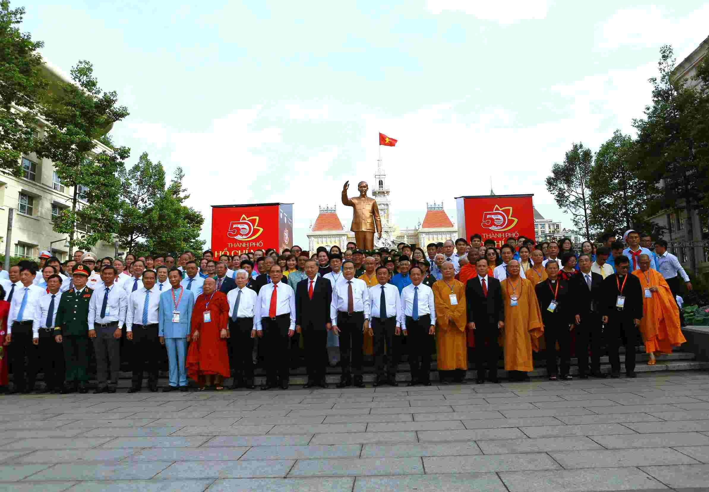 Tổng Bí thư, Chủ tịch nước Tô Lâm cùng các lãnh đạo, nguyên lãnh đạo Đảng, Nhà nước chụp ảnh kỷ niệm trước Tượng Đài Chủ tịch Hồ Chí Minh. Ảnh: Minh Quân