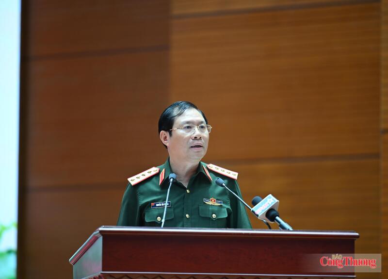 Đại tướng Nguyễn Tân Cương, Ủy viên Thường vụ Quân ủy Trung ương, Tổng Tham mưu trưởng, Thứ trưởng Bộ Quốc phòng phát biểu tại hội nghị. Ảnh: Nguyên Khánh