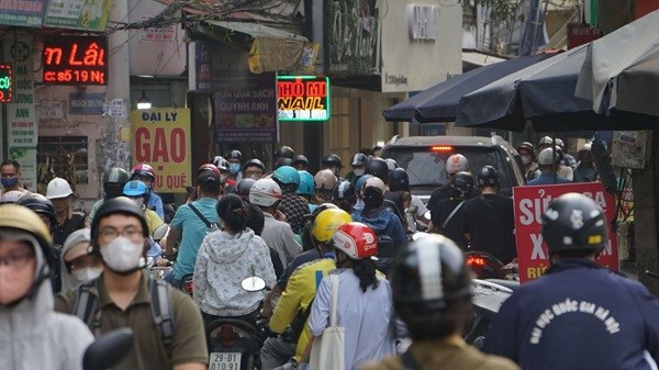 Ùn tắc tại ngõ 381 Nguyễn Khang. Ảnh: Minh Hạnh
