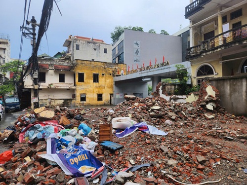Hà Nội tăng tốc mở rộng ngõ 381 Nguyễn Khang. Ảnh: Minh Hạnh