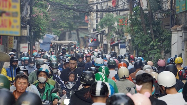 Ùn tắc tại ngõ 381 Nguyễn Khang. Ảnh: Minh Hạnh