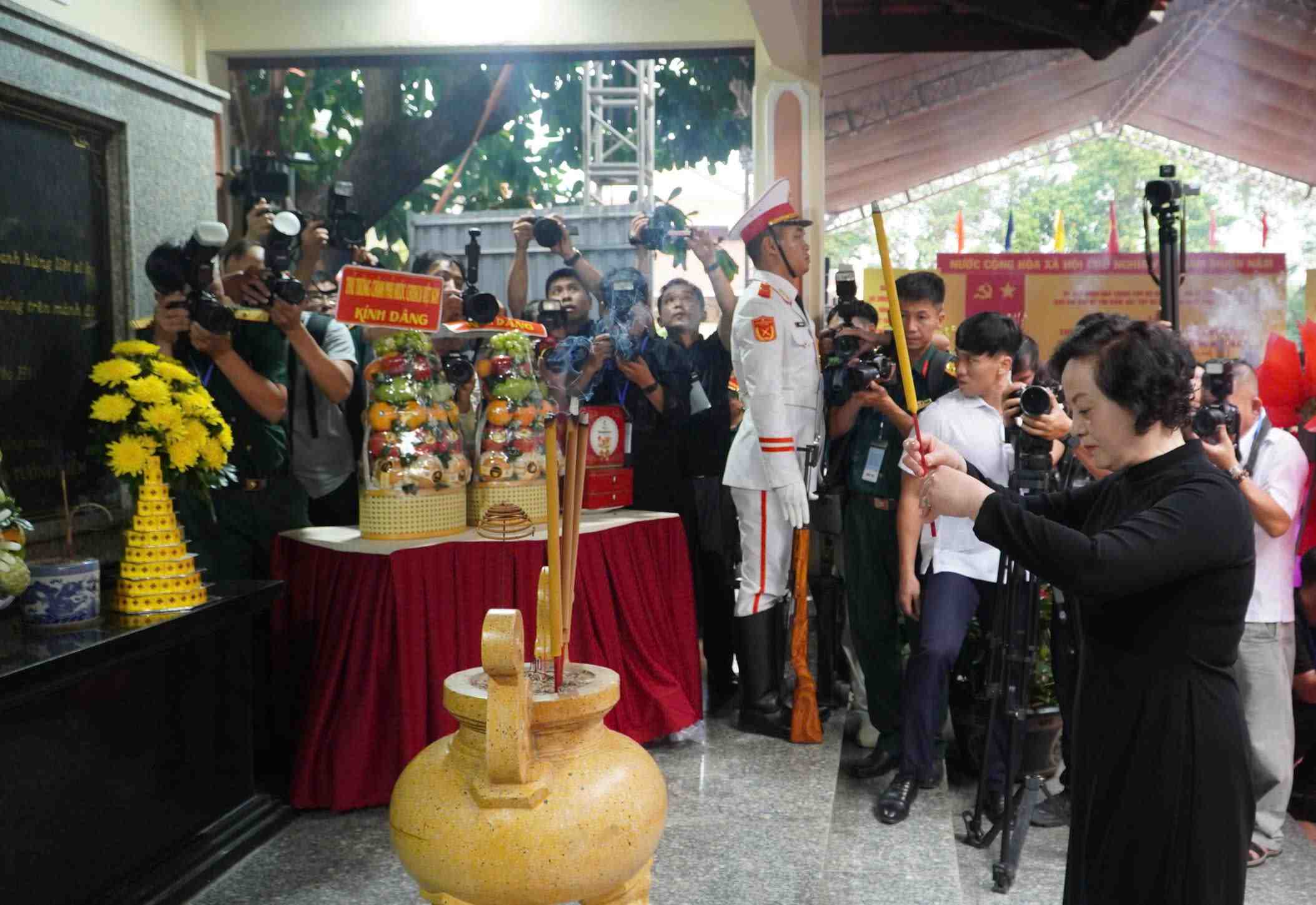 Phó Thủ tướng Phạm Thị Thanh Trà; Bí thư Trung ương Đảng, Trưởng Ban Chỉ đạo 515 quốc gia dâng hương. Ảnh: Anh Tú