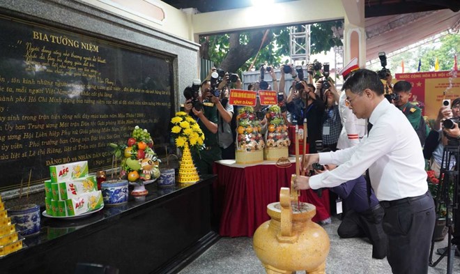 Thủ tướng Lê Minh Hưng dâng hương trước lễ tìm kiếm hài cốt liệt sĩ tại Công viên Lê Thị Riêng