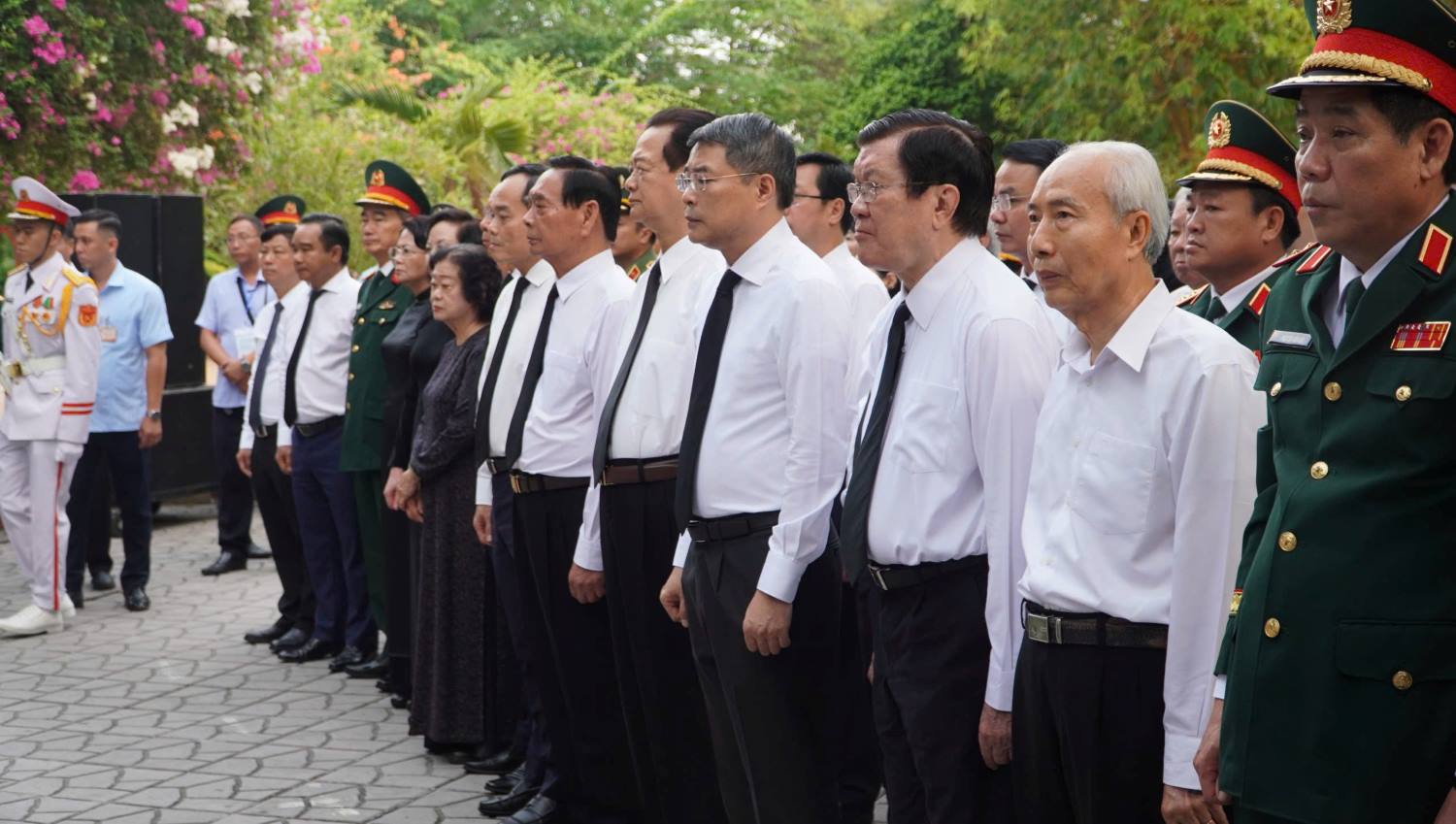 Các đại biểu dự lễ dâng hương các Anh hùng liệt sĩ tại công viên Lê Thị Riêng. Ảnh: Anh Tú