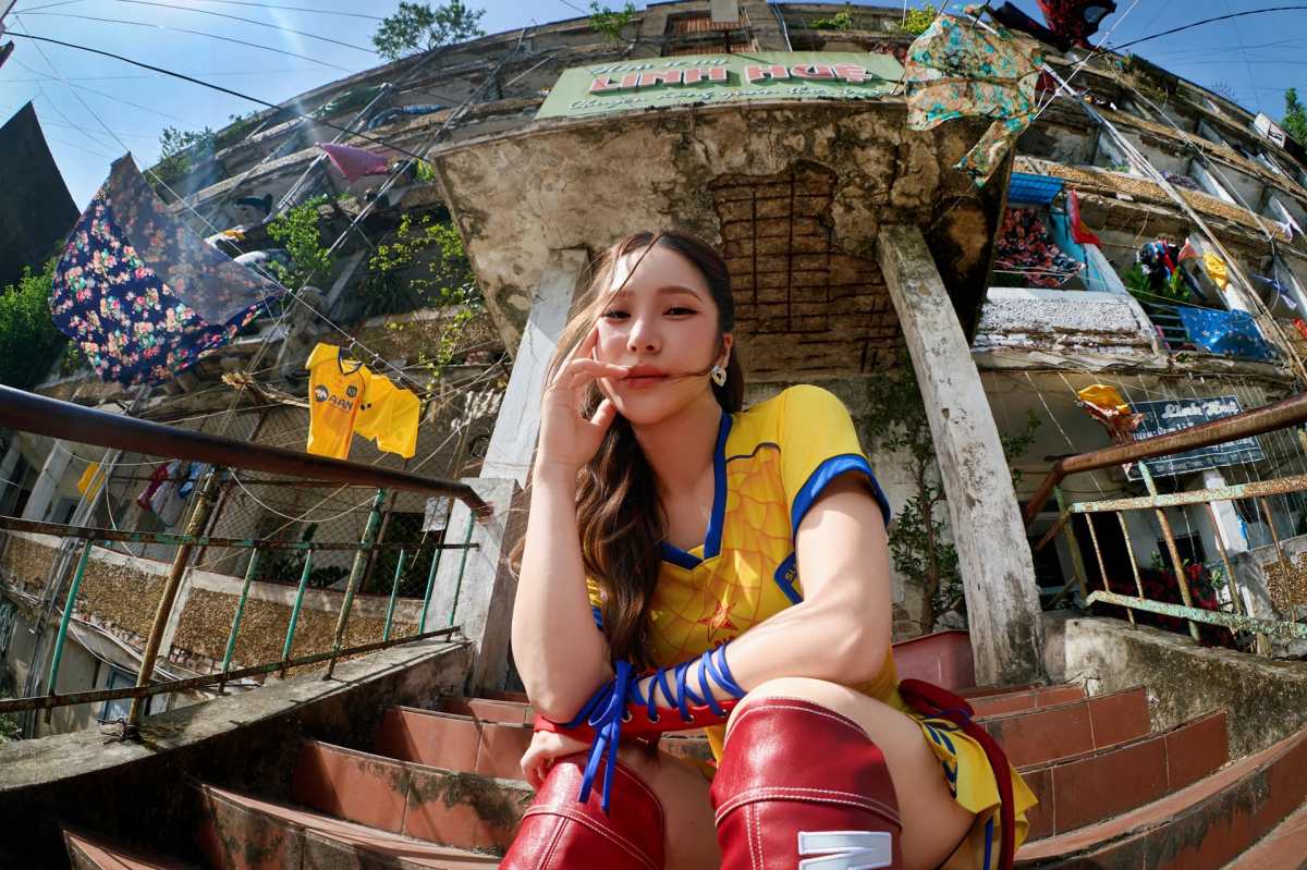 Hương Tràm gây chú ý với MV “Gái Nghệ“. Ảnh: Cắt từ MV