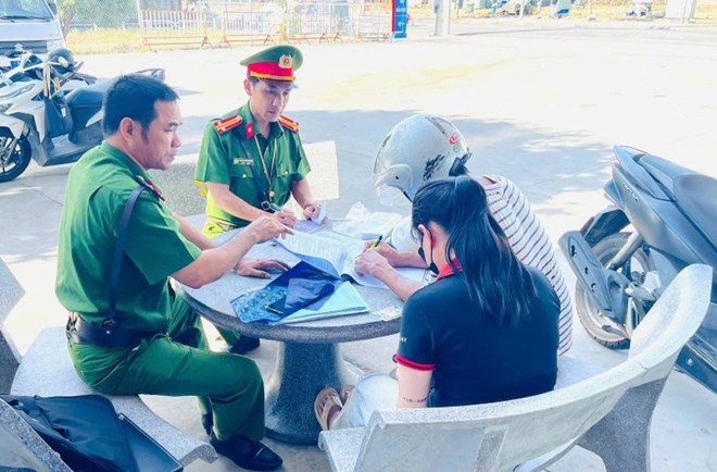 Chủ quan gần nhà, tiện đường, nhiều người bị phạt lỗi không đội mũ bảo hiểm