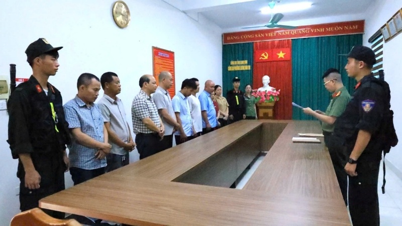 Cơ quan An ninh điều tra Công an tỉnh Lạng Sơn thi hành quyết định khởi tố bị can, lệnh bắt bị can để tạm giam đối với các đối tượng. Ảnh: Công an tỉnh Lạng Sơn