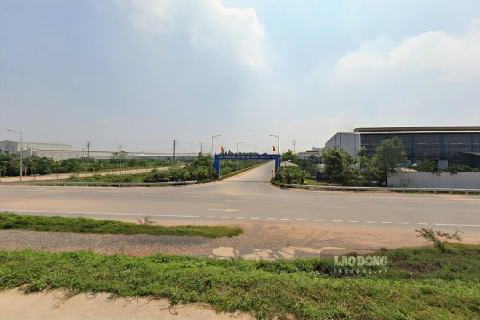 KCN Trung Hà nằm giáp Quốc lộ 32. Ảnh: Tô Công
