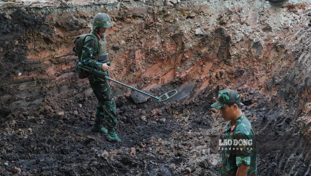 Lực lượng rà phá bom mìn tiến hành kiểm tra kỹ lưỡng để bảo đảm an toàn tuyệt đối cho khu vực khai quật.