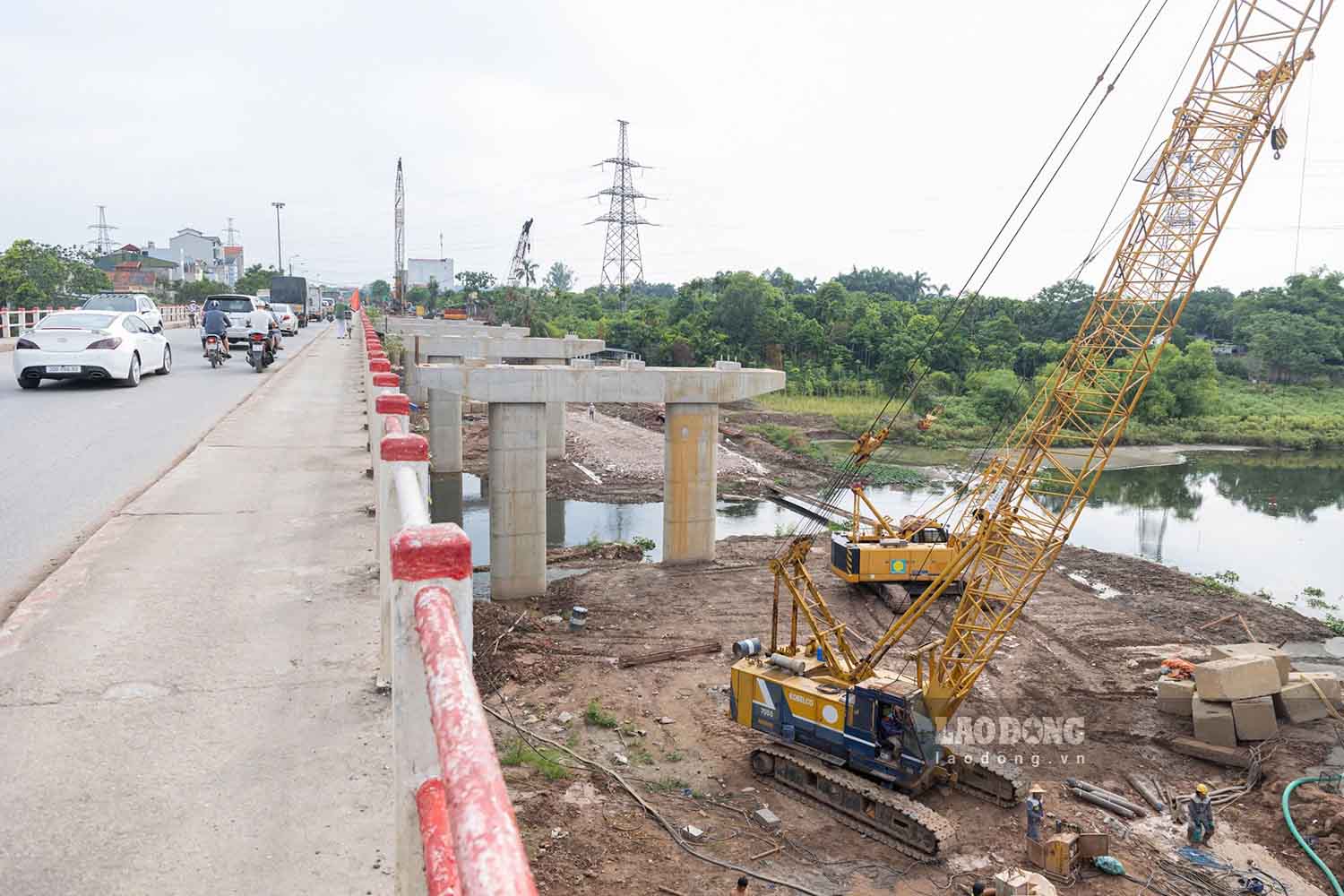Cầu Mai Lĩnh trên tuyến Quốc lộ 6 đang được xây dựng. Ảnh: Sóng Hữu