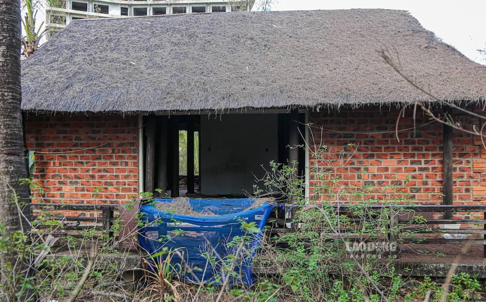 Một căn bungalow tại dự án Khu du lịch sinh thái Sài Gòn - Bảo Ninh xây dựng dang dở rồi bỏ hoang nhiều năm, cỏ dại bao phủ. Ảnh: Nguyễn Luân