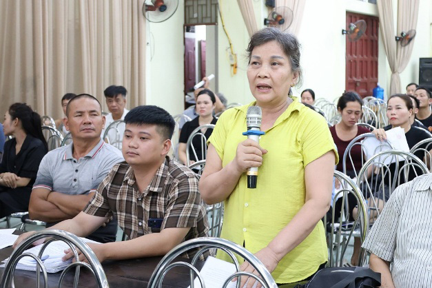 Người dân nêu ý kiến tại buổi đối thoại giữa xã Xuân Mai với các trường hợp chưa đồng thuận bàn giao mặt bằng, tối 15.7. Ảnh: Trang tin điện tử xã Xuân Mai