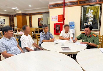 Công an làm việc 2 du khách bẻ san hô tại bãi biển Hòn Chồng