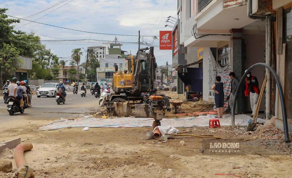 Việc thi công diễn ra ngay trước các nhà dân và cơ sở kinh doanh trên đường Bà Triệu. Đơn vị thi công phải chia nhỏ phạm vi triển khai để duy trì lối đi, hạn chế ảnh hưởng đến sinh hoạt và buôn bán.