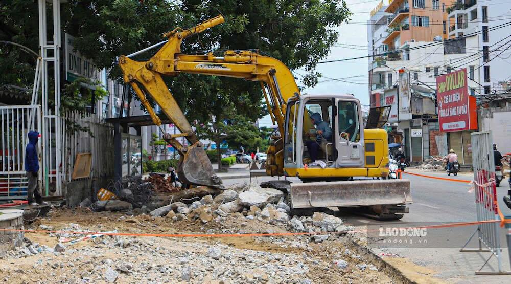 Những kết cấu bê tông cũ được máy móc phá dỡ để mở rộng không gian tuyến đường. Việc thi công được tổ chức theo từng đoạn ngắn do mặt bằng trên toàn tuyến vẫn chưa được bàn giao hết.