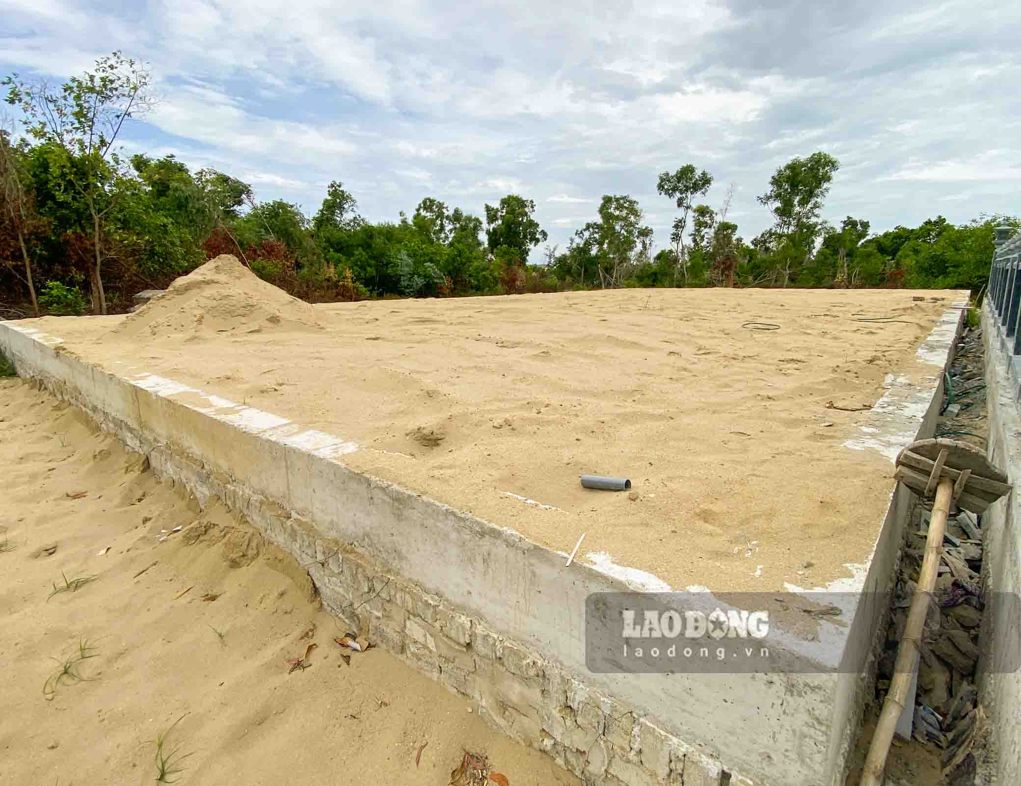 Một khu lăng mộ đã được xây móng kiên cố. Ảnh: Duy Chương