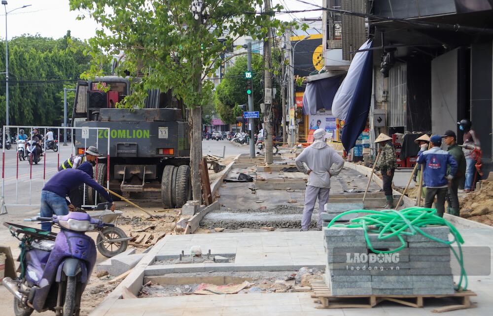 Được biết, mỗi ngày, nhà thầu huy động khoảng 20 công nhân cùng nhiều phương tiện cơ giới để đẩy nhanh khối lượng thi công.