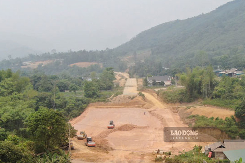 Dự án đường nối Quốc lộ 32 với cao tốc Nội Bài - Lào Cai có tổng chiều dài 11,8 km, một số điểm còn vướng mặt bằng. Ảnh: Văn Đức