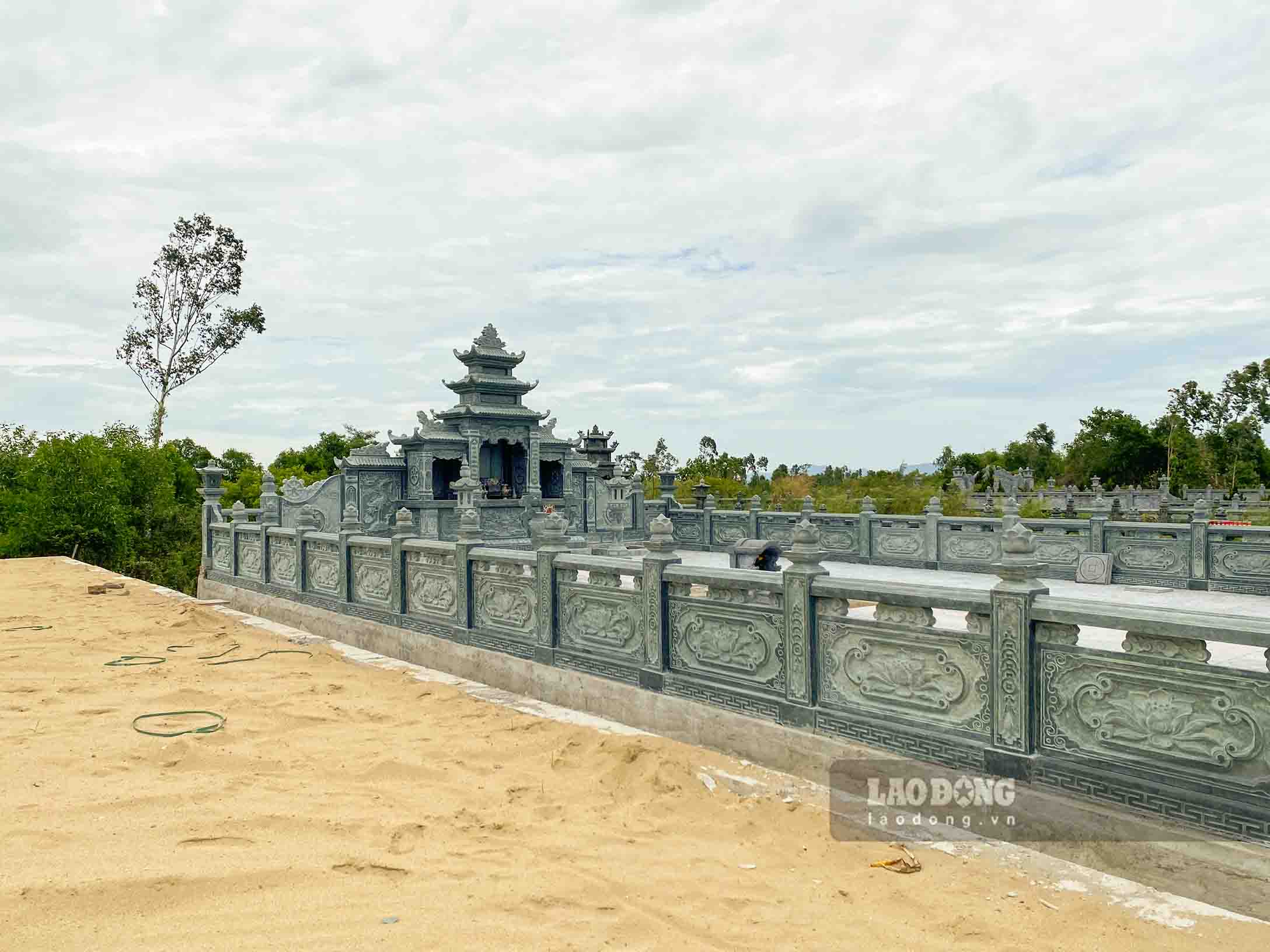 Một khu lăng mộ rộng hàng trăm m2 được xây trên đất công. Ảnh: Duy Chương