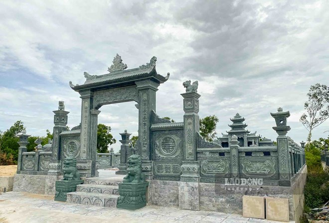 Lăng mộ kiên cố hơn 600m2 xây trái phép trên đất công ở Nghệ An