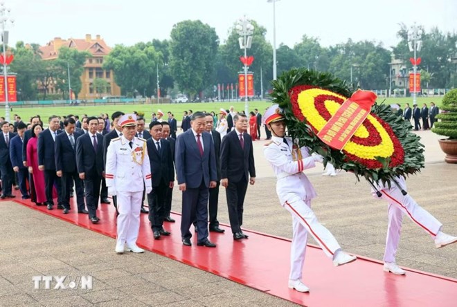 Đoàn đại biểu Ban Chấp hành Trung ương Đảng vào Lăng viếng Chủ tịch Hồ Chí Minh