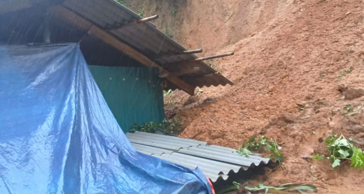 Một nhà dân ở xã Khao Mang bị đất đá vùi lấp (Ảnh do xã Khao Mang cung cấp)