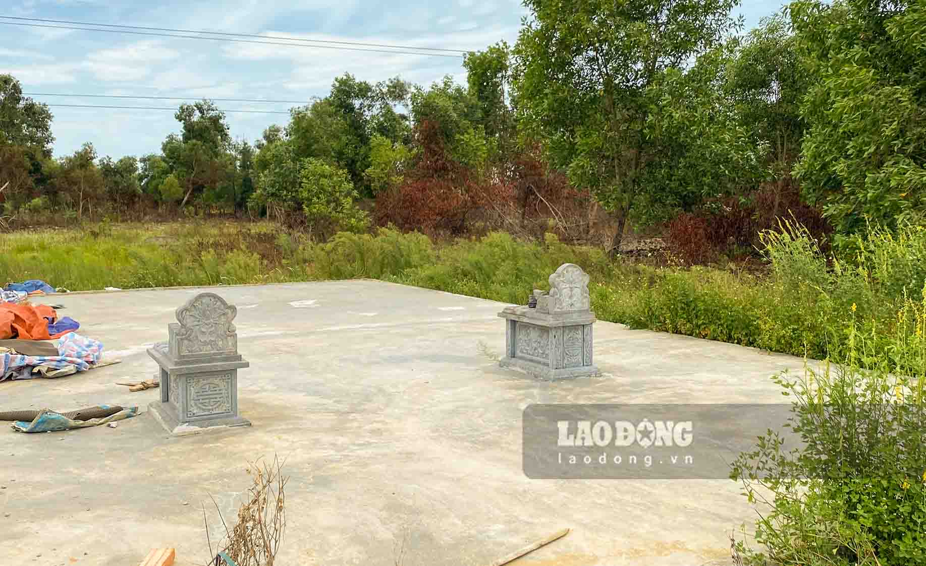 Khuôn viên lăng mộ đã được đổ móng bê tông, bên trong có hai ngôi mộ được ốp đá. Ảnh: Duy Chương