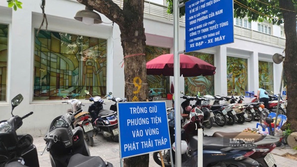 Điểm gửi xe trên phố Triệu Quốc Đạt. Ảnh: Minh Hạnh