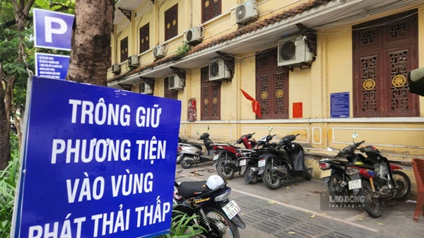 Điểm gửi xe trên phố Quán Sứ. Ảnh: Minh Hạnh