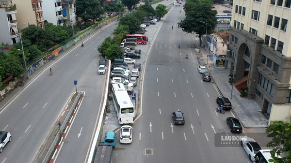 Một bãi đỗ xe tại khu vực cửa ngõ Vành đai 1 đường Trần Khát Chân. Ảnh: Đỗ Hững