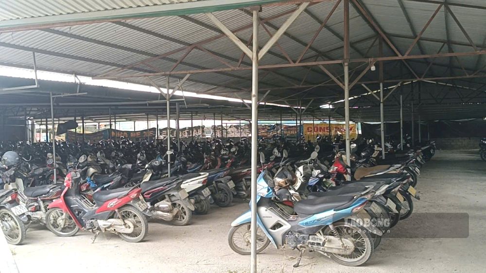Theo đại diện UBND xã Hoạt Giang, khu vực các nhà gửi xe được xác định là vi phạm, sẽ yêu cầu tháo dỡ. Ảnh: Quách Du