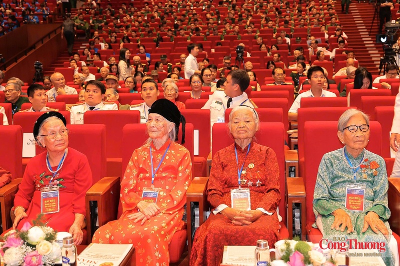 Các Mẹ Việt Nam Anh hùng tham dự hội nghị.