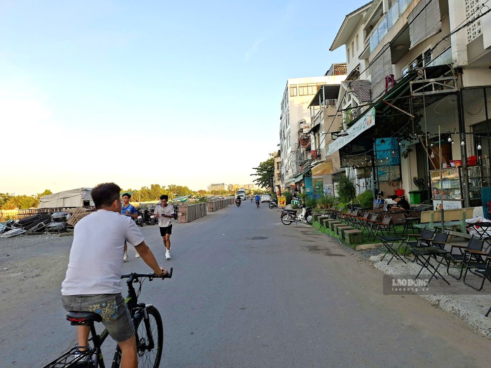 Hàng quán bắt đầu mọc lên khi hai tuyến đường ven kênh dần hoàn thiện. Ảnh: Minh Quân