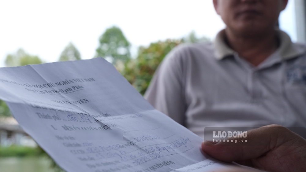 Khi biết mình là nạn nhân trong đường dây lừa đảo đi lao động thời vụ ở nước ngoài, anh Đ. không khỏi ngậm ngùi khi xem lại giấy ủy quyền mà chính mình đã thực hiện. Ảnh: Nhóm PV.