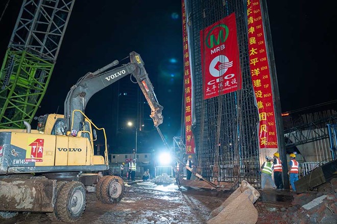 Tuyến metro số 5 ở Hà Nội hạ thành công lồng thép 38,5 tấn tại Ga S3