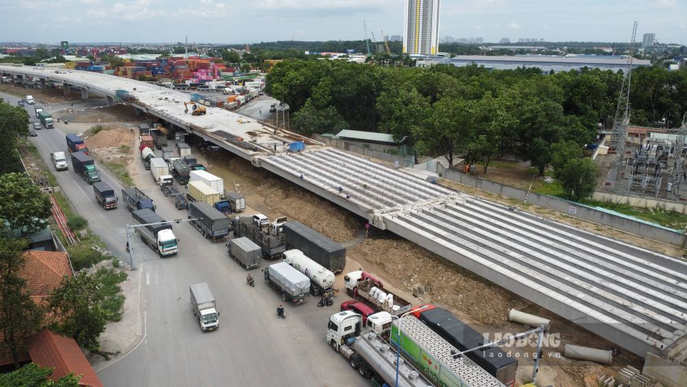 Dầm cầu vượt đã bắc qua điểm đầu của đường Mỹ Phước - Tân Vạn. Ảnh: Đình Trọng