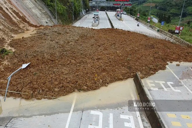 Sạt lở gần trạm BOT Sa Pa, phương tiện chuyển hướng lưu thông