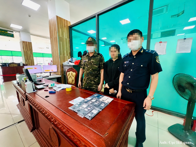 Hải quan Cửa khẩu quốc tế Lào Cai lập biên bản, tạm giữ 12 điện thoại do hành khách nhập cảnh không khai báo hải quan theo quy định.