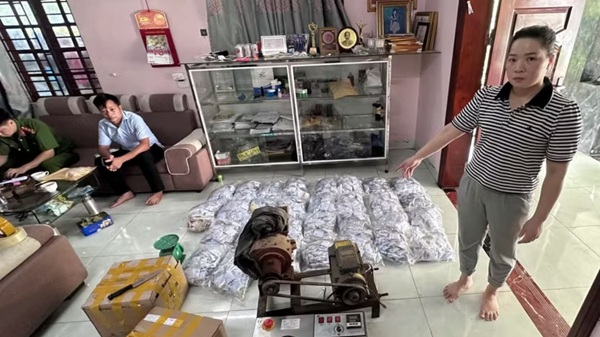 Lực lượng chức năng kiểm tra, thu giữ số lượng lớn thuốc Đông y đóng gói cùng máy móc, phương tiện phục vụ việc sản xuất. Ảnh: CAHN