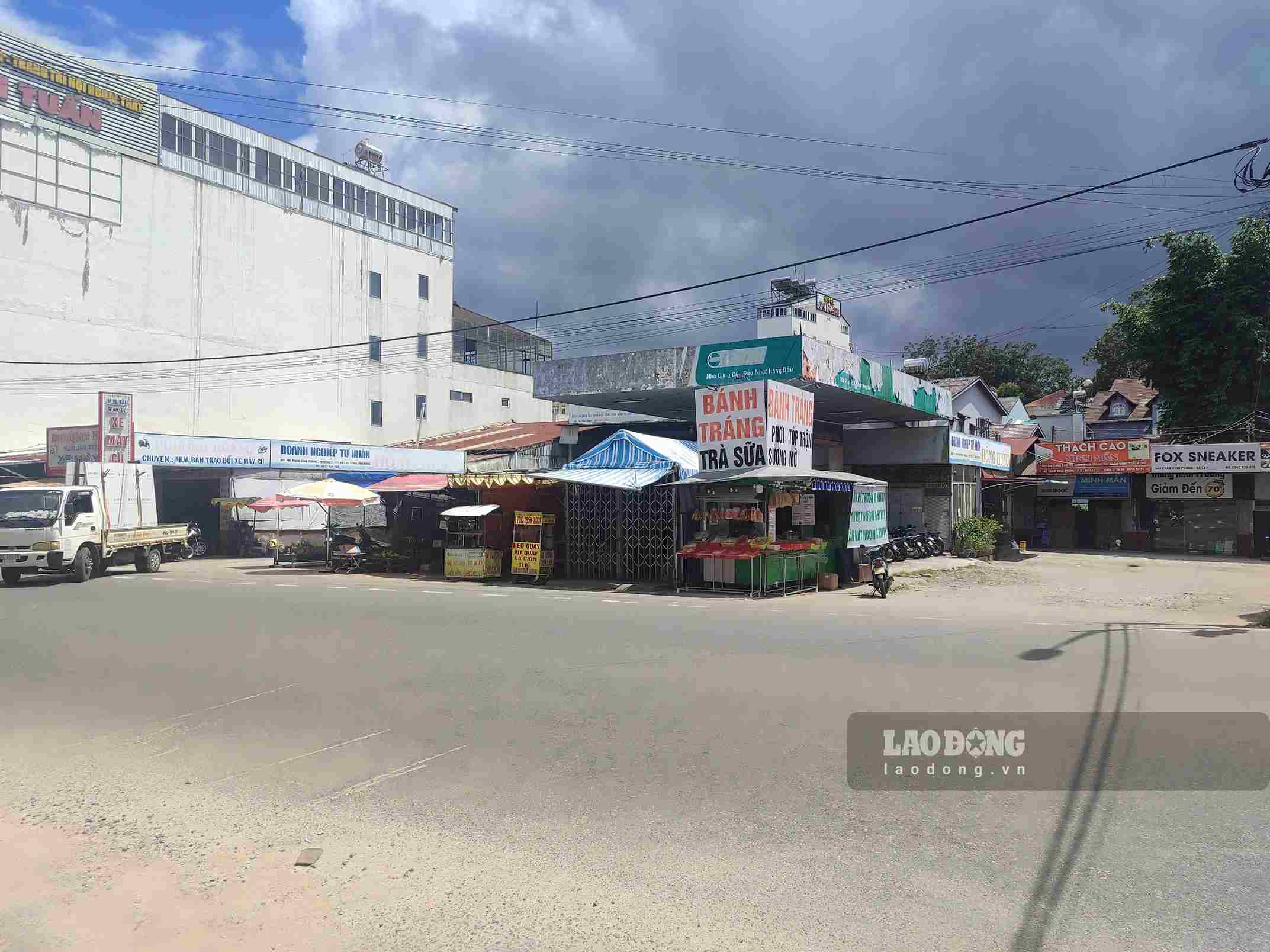 Tại khu đất số 443 Phan Đình Phùng, phường Xuân Hương - Đà Lạt, hiện còn có 22 cá nhân thuê mặt bằng để kinh doanh, khiến việc tổ chức thi hành án gặp nhiều khó khăn. Ảnh: Hải Đường
