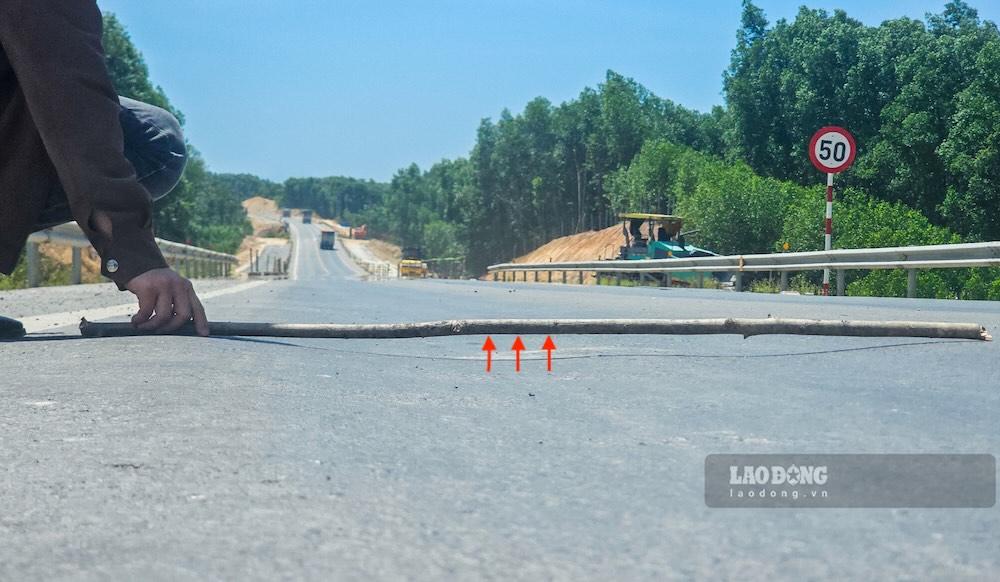 Tại một số vị trí, độ sâu lên tới khoảng hai đốt ngón tay, tạo thành các rãnh dọc nguy hiểm. Ảnh: Nguyễn Luân