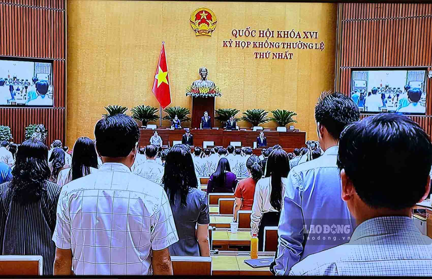Quốc hội dành một phút mặc niệm Chủ tịch Quốc hội Lào Saysomphone Phomvihane. Ảnh: Anh Huy.